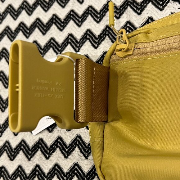 NWT Golden Sand lululemon Everywhere Belt Bag EBB 1L FAST SHIP - Picture 6 of 9